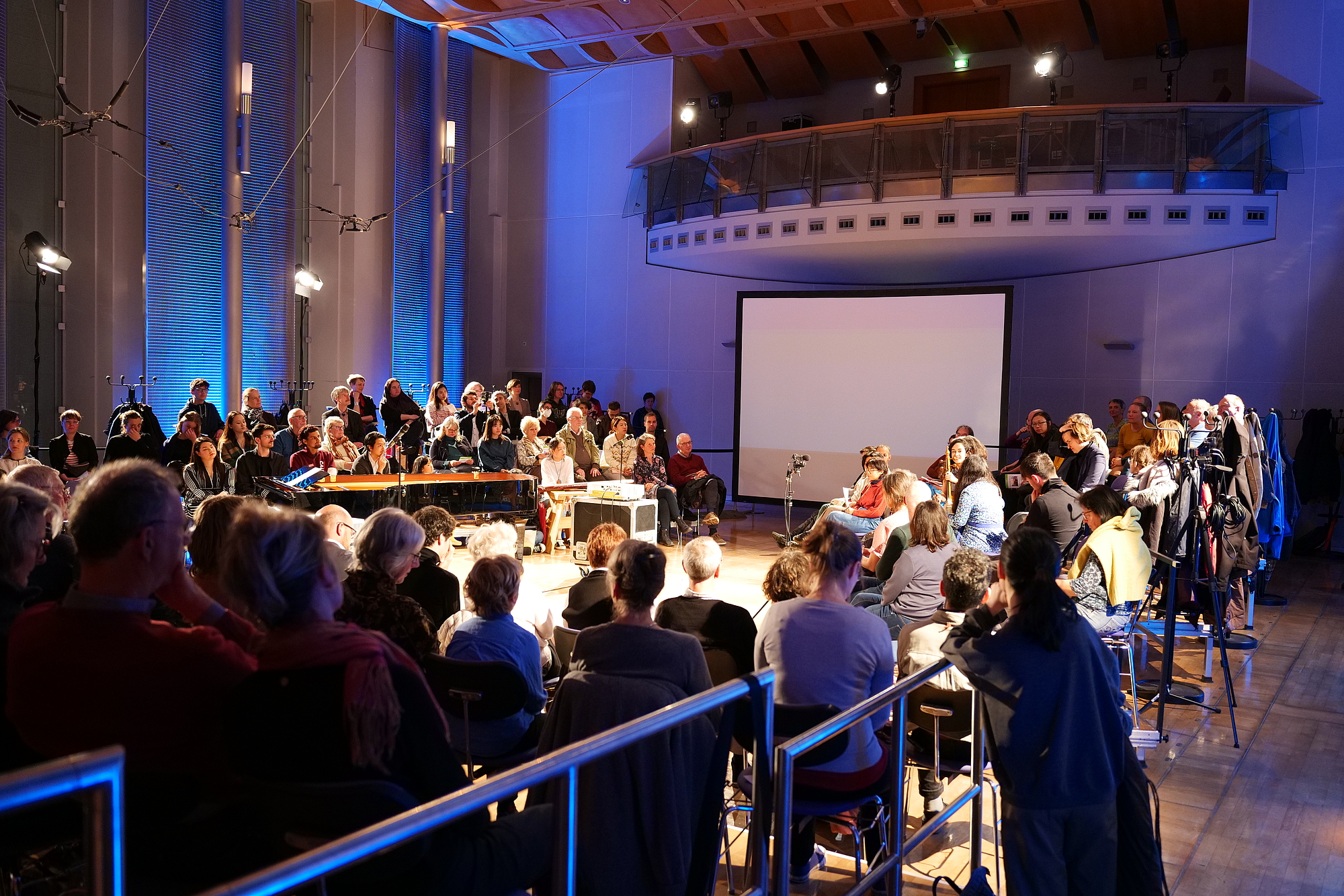 Das Bild zeigt einen Konzertsaal mit Publikum.