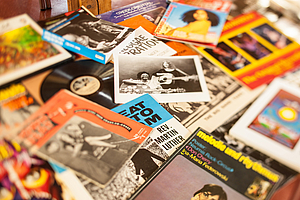 Das Bild zeigt eine Sammlung von Broschüren, Tonträgern und Fotos zum Thema Jazz und populäre Musik. 