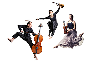Das Bild  zeigt drei springende Musiker*innen mit Streichinstrumenten. 