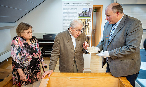 Übergabe von Brahmsiana in das Hochschularchiv | THÜRINGISCHE LANDESMUSIKARCHIV: Teile der Renate-und-Kurt-Hofmann-Sammlung „Schloss Altenstein“ werden als Depositum verwahrt