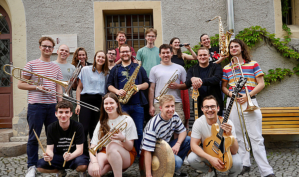 Das Bild zeigt eine Gruppe von Musiker*innen.