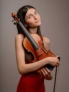 The picture shows a young person with a violin.
