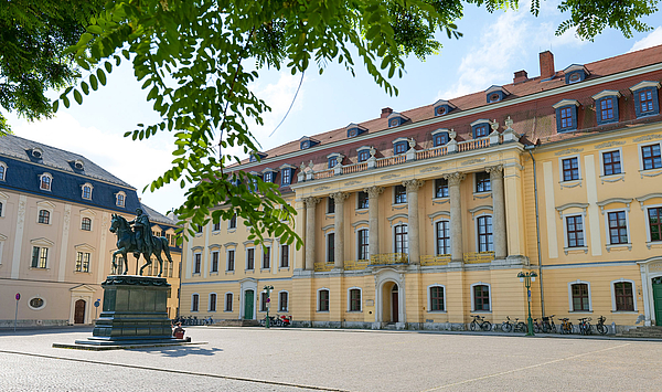 Das Bild zeigt ein historisches Gebäude.