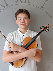 The picture shows a young person with a violin.