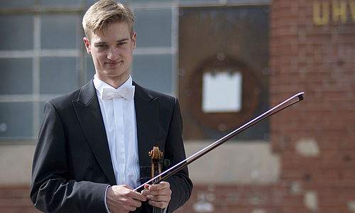 Leitfigur im Tutti: Weimarer Student Fabian Lindner ist neuer Vorspieler in der Bratschengruppe der Symphoniker Hamburg