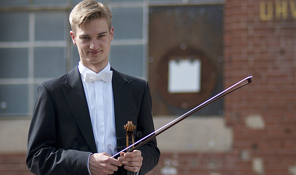 Leitfigur im Tutti: Weimarer Student Fabian Lindner ist neuer Vorspieler in der Bratschengruppe der Symphoniker Hamburg Leitfigur im Tutti: Weimarer Student Fabian Lindner ist neuer Vorspieler in der Bratschengruppe der Symphoniker Hamburg