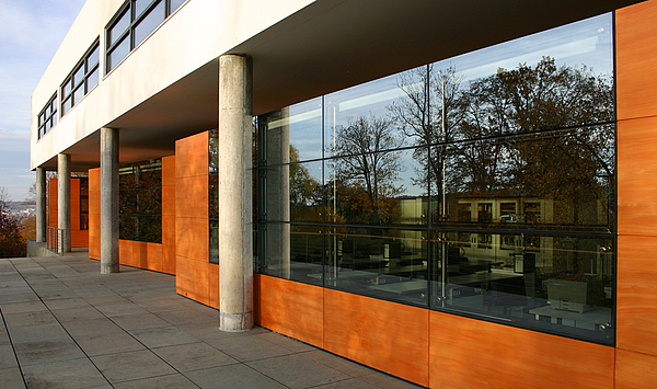 Das Schulgebäude des Musikgymnasiums Schloss Belvedere mit großer Fensterfront