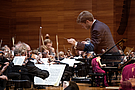 HfM-Student Tobias Meichsner (2. Preis) dirigiert das MDR-Sinfonieorchester