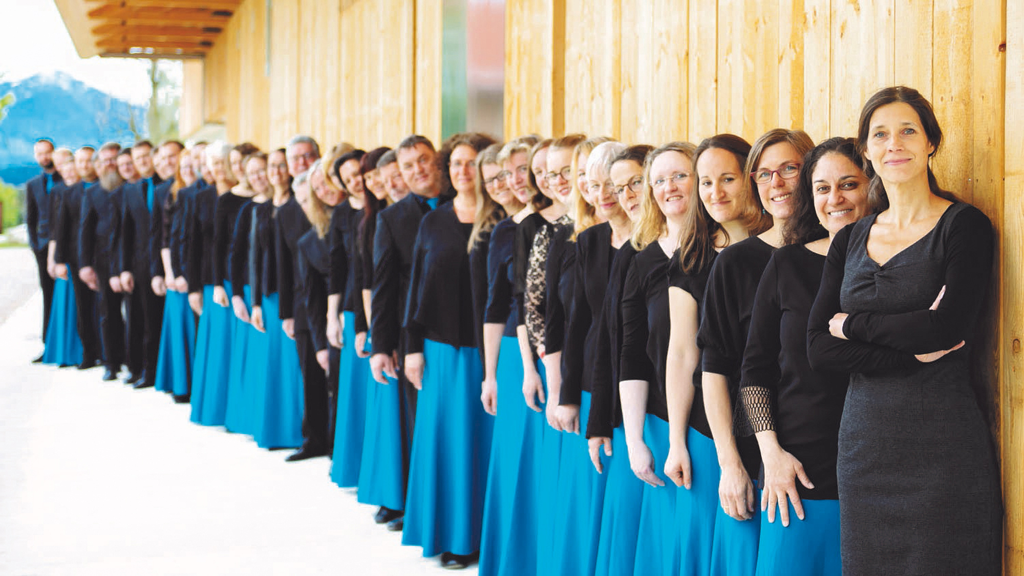 Das Bild zeigt einen Chor in blauer und schwarzer Kleidung. 