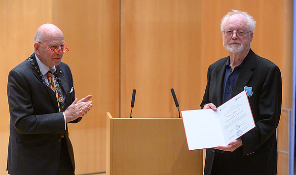 Weimarer Musikhochschule verleiht Ehrendoktorwürde an den renommierten Musikforscher und Diskographen Rainer E. Lotz Weimarer Musikhochschule verleiht Ehrendoktorwürde an den renommierten Musikforscher und Diskographen Rainer E. Lotz