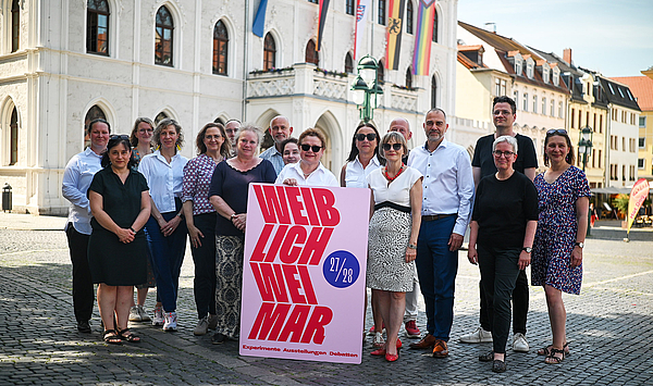 Das Bild zeigt eine Gruppe von Menschen.