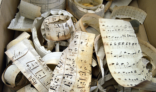Symbolbild mit Fragmenten alter Notenblätter aus dem Hochschularchiv