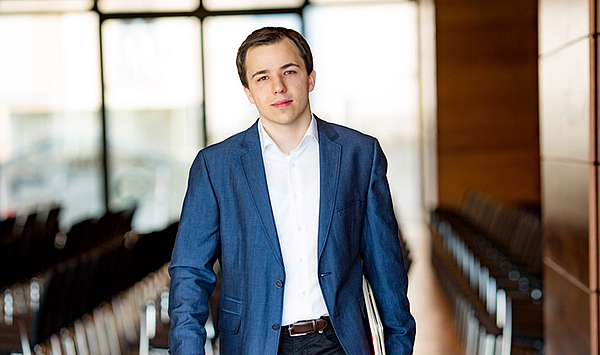 HfM-Alumnus Dominik Beykirch wird Chefdirigent Musiktheater am Deutschen Nationaltheater Weimar HfM-Alumnus Dominik Beykirch wird Chefdirigent Musiktheater am Deutschen Nationaltheater Weimar