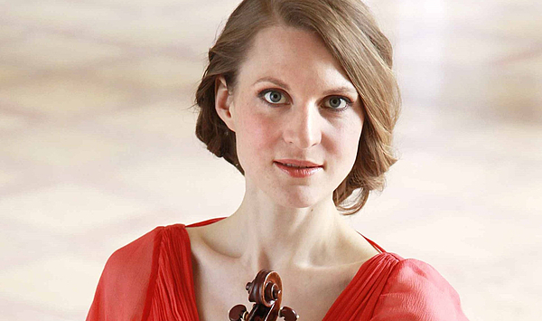 Das Bild zeigt eine Person mit einer Violine.