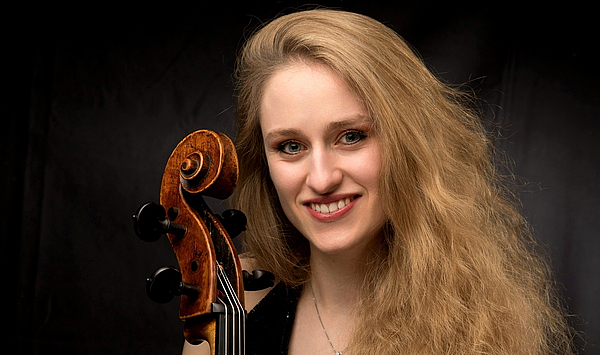 Das Bild zeigt eine Frau mit einem Cello.