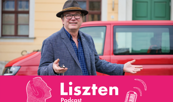 Das Bild zeigt einen Mann mit Hut vor einem Transportfahrzeug.