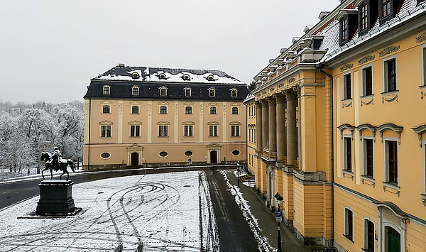 Das Bild zeigt zwei Gebäude im Winter.