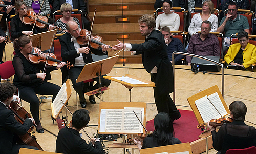 Weimarer Dirigentenschmiede erneut erfolgreich: 1. und 2. Preise mit viel Renommee für Gábor Hontvári und Valentin Egel