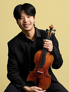 The picture shows a young person with a violin.