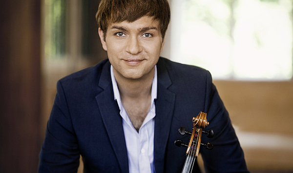 Das Bild zeigt einen Mann mit einem Streichinstrument.