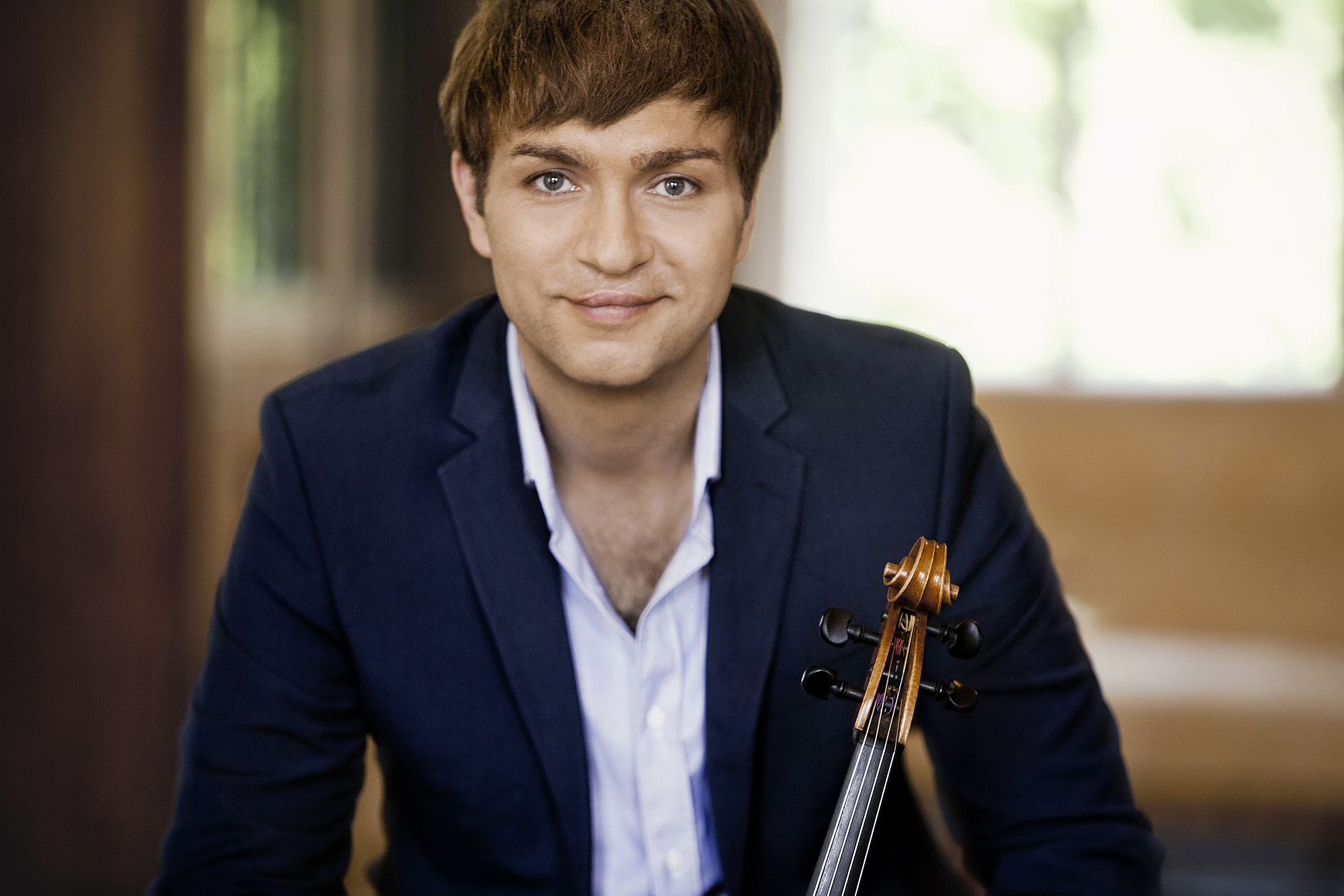 Das Bild zeigt einen Mann mit einem Streichinstrument. Das Bild zeigt einen Mann mit einem Streichinstrument.