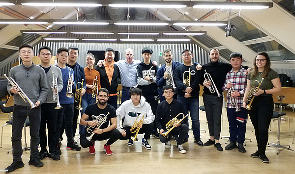 Festliche Musik für 20 Trompeten und Orgel: Gemeinsame Konzerte mit chinesischem Bläserbesuch in Jena, Erfurt und Weimar Festliche Musik für 20 Trompeten und Orgel: Gemeinsame Konzerte mit chinesischem Bläserbesuch in Jena, Erfurt und Weimar