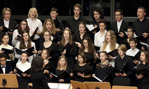 Von Schütz bis Schostakowitsch: Orchester und Chor des Musikgymnasiums Schloss Belvedere gestalten ein Adventskonzert 