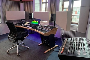 The picture shows a room with technical equipment.