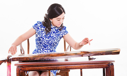 Klingendes Weltkulturerbe: Peng Peng Li an der Griffbrettzither eröffnet neue Konzertreihe „Virtuoses Weimar – Lehrende im Konzert“ 