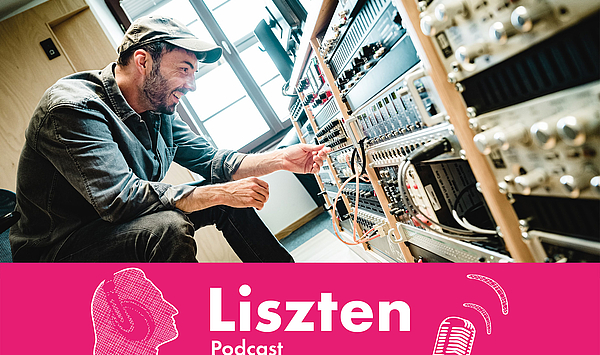 Das Bild zeigt einen Mann vor technischen Geräten.
