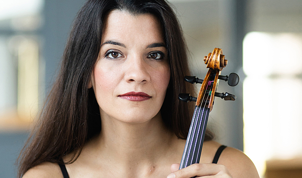 Portrait einer Frau mit Streichinstrument Portrait einer Frau mit Streichinstrument