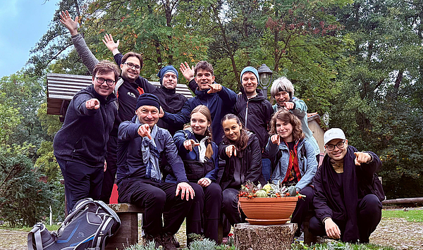 Das Bild zeigt eine Gruppe von Menschen.