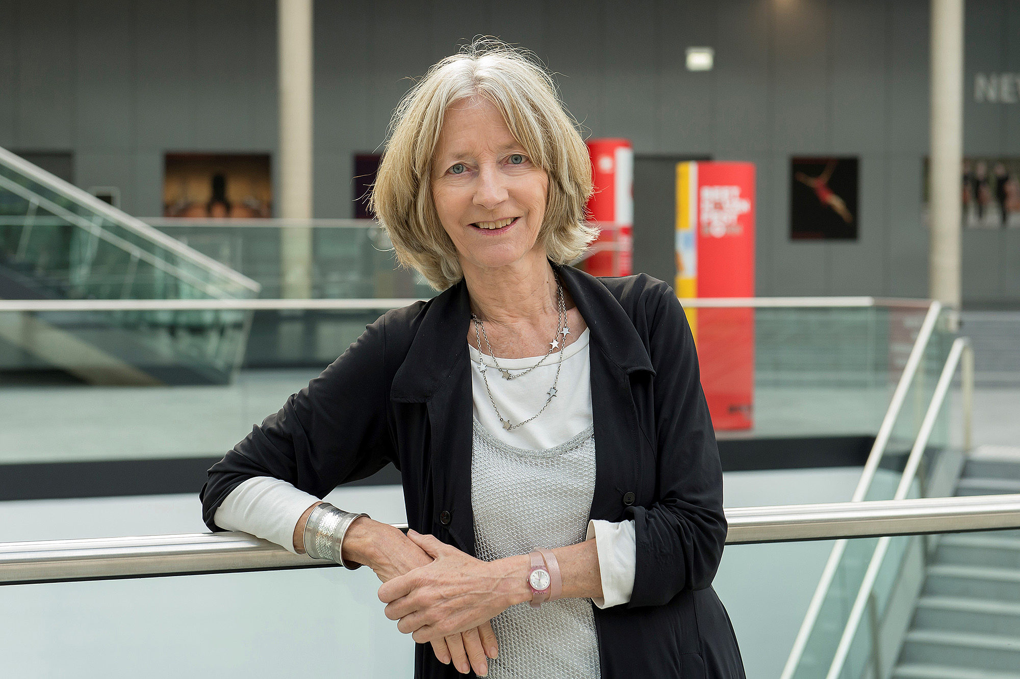 Das Bild zeigt eine Frau in einem Foyer.