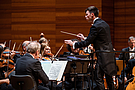 Friedrich Praetorius (1. Preis) dirigiert das MDR-Sinfonieorchester
