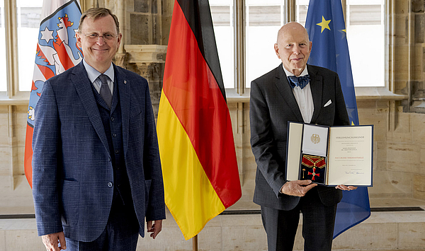 „Spuren hinterlassen“: Hochschulpräsident Prof. Dr. Christoph Stölzl wurde mit dem Großen Bundesverdienstkreuz ausgezeichnet „Spuren hinterlassen“: Hochschulpräsident Prof. Dr. Christoph Stölzl wurde mit dem Großen Bundesverdienstkreuz ausgezeichnet