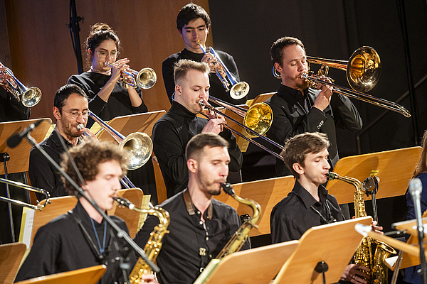 Das Bild zeigt Musiker*innen mit Blasinstrumenten.