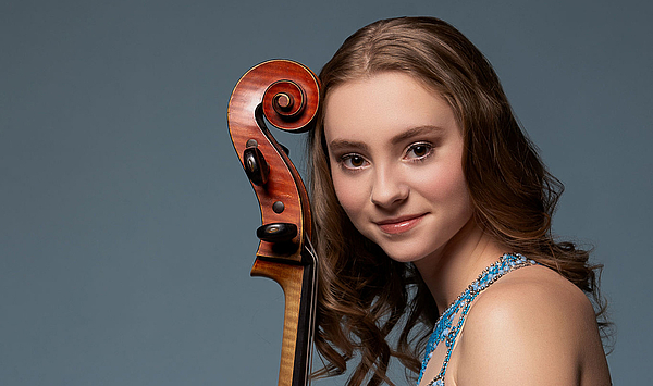 Das Bild zeigt eine junge Frau mit einem Cello.