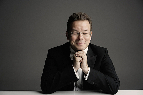 The picture shows a man in a black jacket.