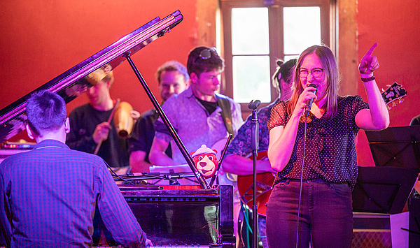 Das Bild zeigt eine Band.