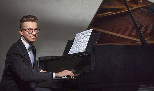 „Wichtiger Erfolg“: Weimarer Student Mikhail Kambarov gewinnt den 1. Preis beim Internationalen „Alexander Skrjabin“-Klavierwettbewerb 