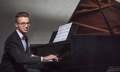 „Wichtiger Erfolg“: Weimarer Student Mikhail Kambarov gewinnt den 1. Preis beim Internationalen „Alexander Skrjabin“-Klavierwettbewerb 