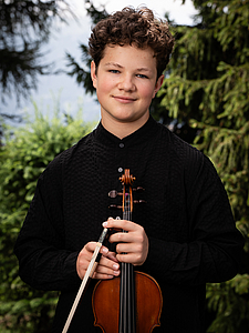 The picture shows a young person with a violin.