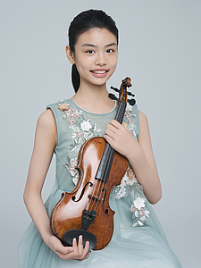 The picture shows a young person with a violin.