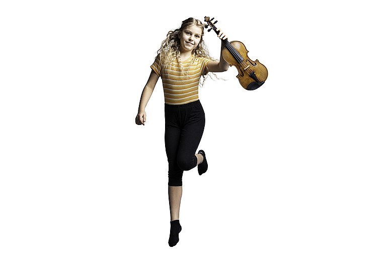 Das Bild zeigt ein Mädchen mit einer Violine. Spannung auf Saiten