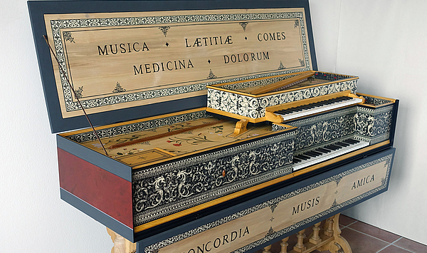 Das Bild zeigt ein historisches Tasteninstrument. Das Bild zeigt ein historisches Tasteninstrument.