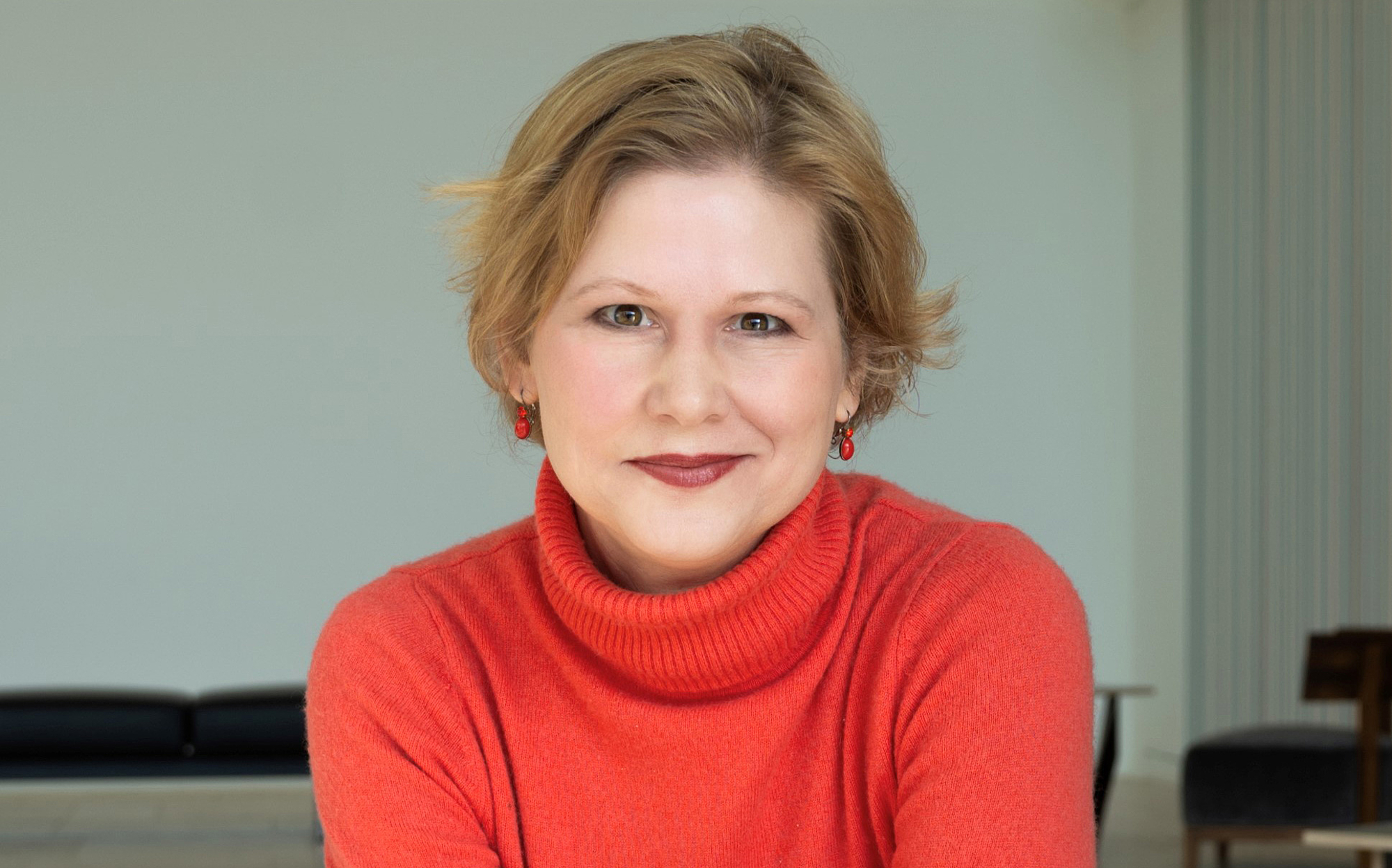 Das Bild zeigt eine Frau in rotem Pullover. Das Bild zeigt eine Frau in rotem Pullover.