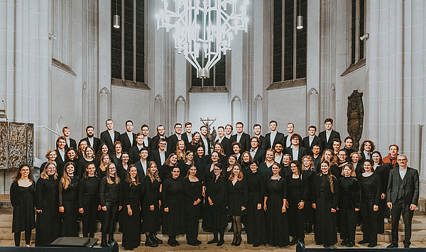 Das Bild zeigt eine Gruppe von Menschen in einer Kirche.