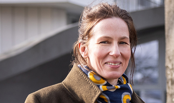 Das Bild zeigt den Kopf einer Frau mit Halstuch. Das Bild zeigt den Kopf einer Frau mit Halstuch.