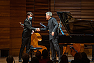 Pianist Florian Glemser mit Dirigent Prof. Nicolás Pasquet