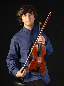 The picture shows a young person with a violin.